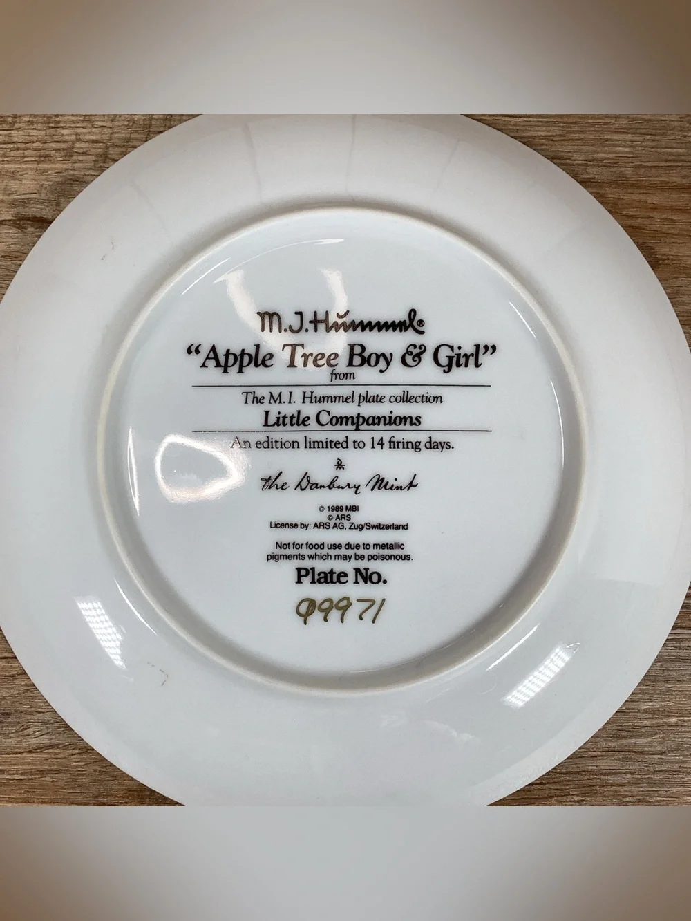 Hummel 1989 “Apple Tree Boy & Girl” Little Companions Plate Danbury Mint Q9971